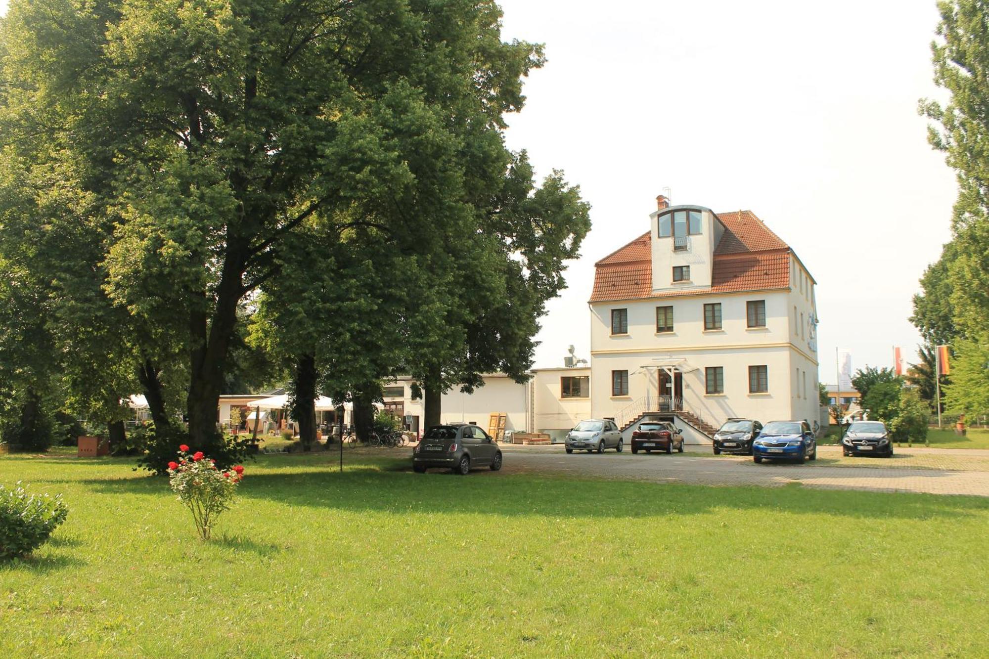 Land-Gut-Hotel- Weisser Schwan Zossen Ngoại thất bức ảnh